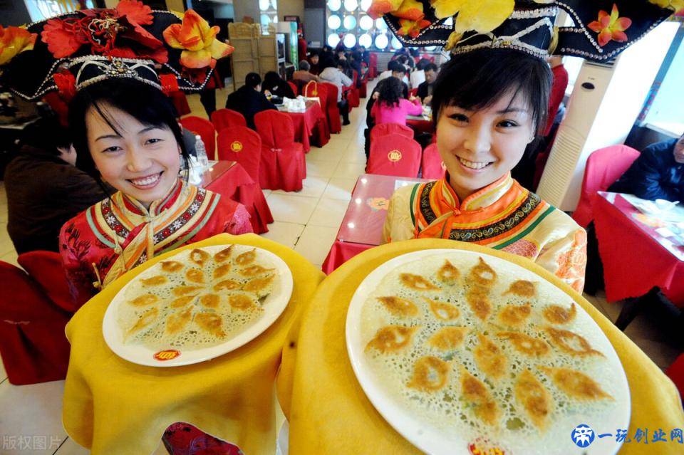 山东老板开饺子馆，利用“一台彩电”，一个月收款52万，真牛