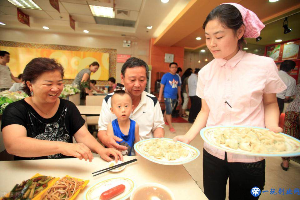 山东老板开饺子馆，利用“一台彩电”，一个月收款52万，真牛