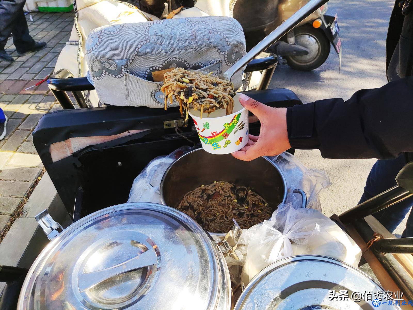 农村大姐进城打工，钟爱流动“餐馆”，寒冬天气蹲路边开吃