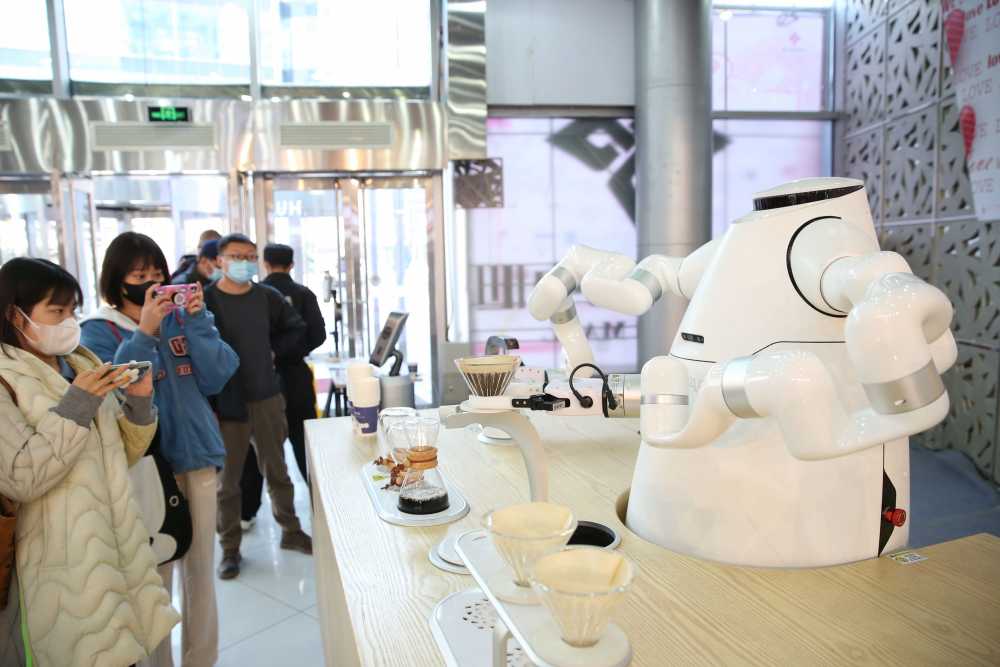 安防巡检机器人、机械臂咖啡机器人……百余台机器人冬奥会上岗