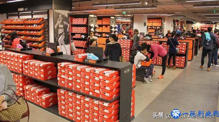 耐克阿迪达斯折扣店加盟：10多万能开折扣店吗？