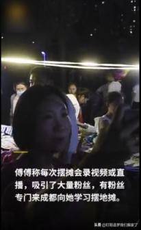 90后女子晚上摆地摊卖衣服日卖4千，摆地摊卖什么服装比较赚钱