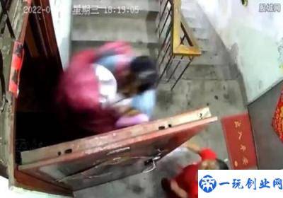 母女回家被雨衣男拖进房？,警方回应事件真相是怎样