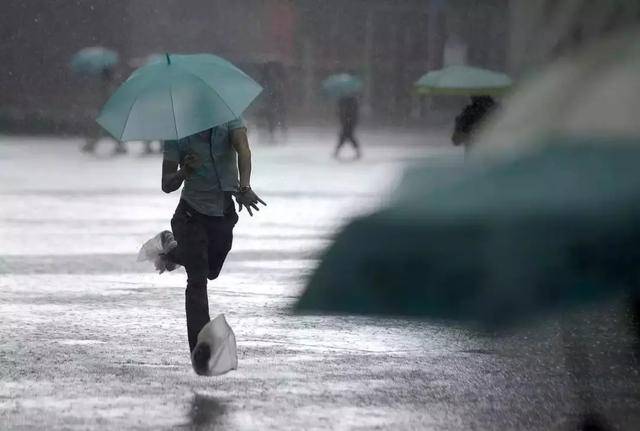 雨中暴走都不会湿！这款抖音爆款雨鞋套让你天天穿新鞋