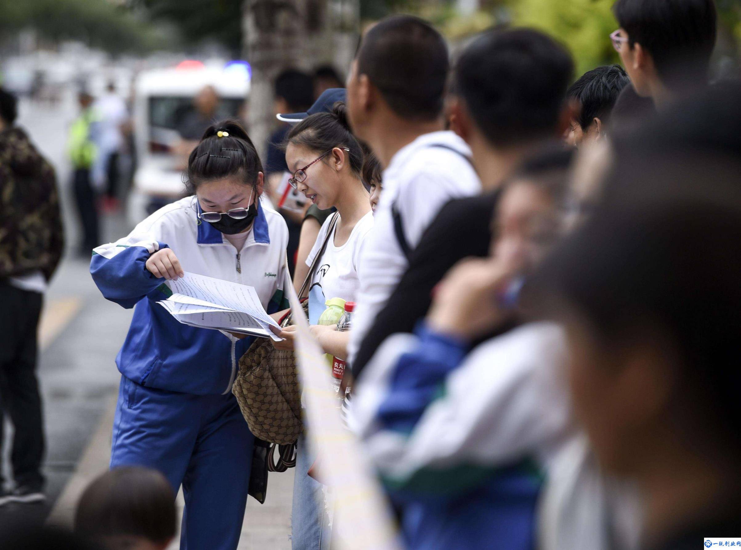 哈佛大学学费一年多少钱人民币(普通人努力能上哈佛吗)