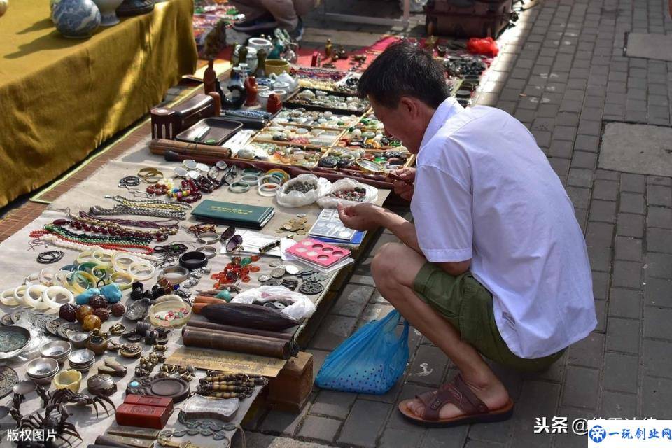 摆地摊卖什么最赚钱而且很受欢迎？地摊二十大暴利产品适合你吗？