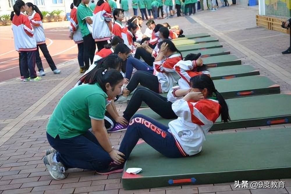 小学生仰卧起坐评分标准(小学生1分钟仰卧起坐多少个合格)