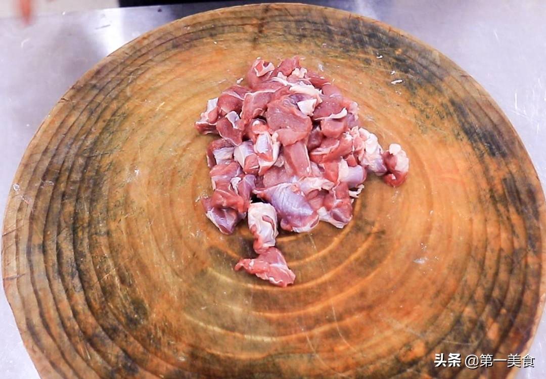 烤羊肉串怎么烤好吃又嫩(如何烤羊肉串才鲜嫩)