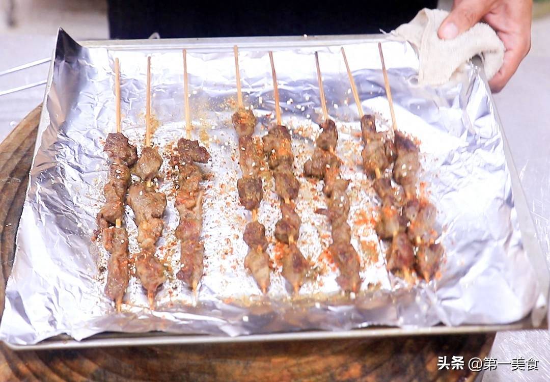 烤羊肉串怎么烤好吃又嫩(如何烤羊肉串才鲜嫩)