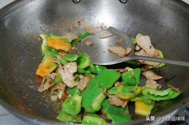 尖椒五花肉的做法简单(青椒炒五花肉怎样炒好吃)