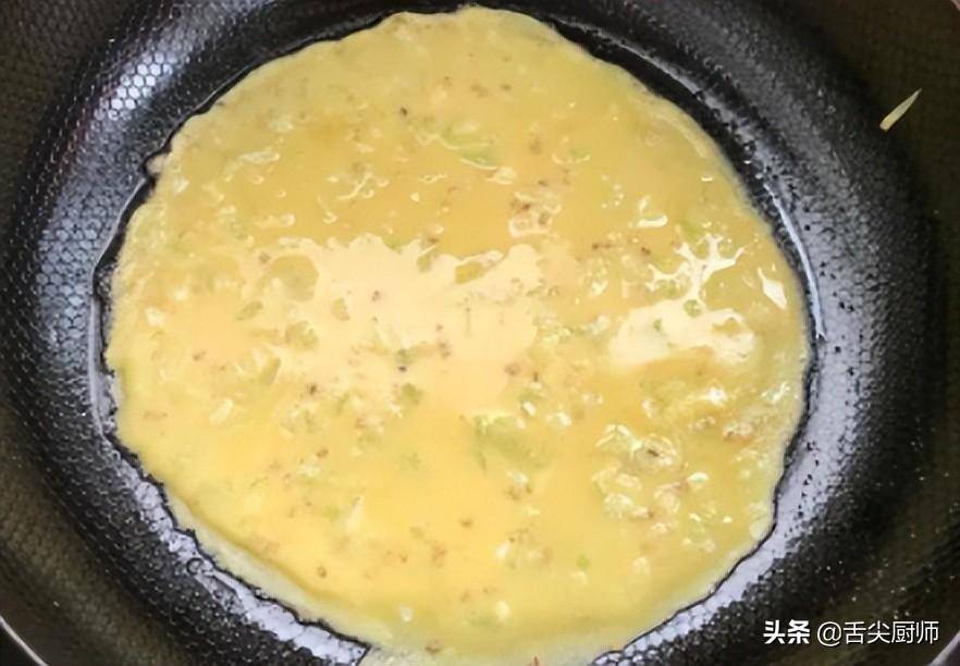 鸡蛋饼的家常做法简单好吃(早餐鸡蛋饼的简单做法)