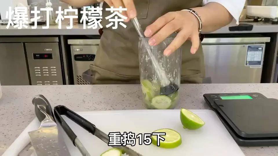 柠檬茶的制作方法(暴打柠檬茶的制作配制方法)