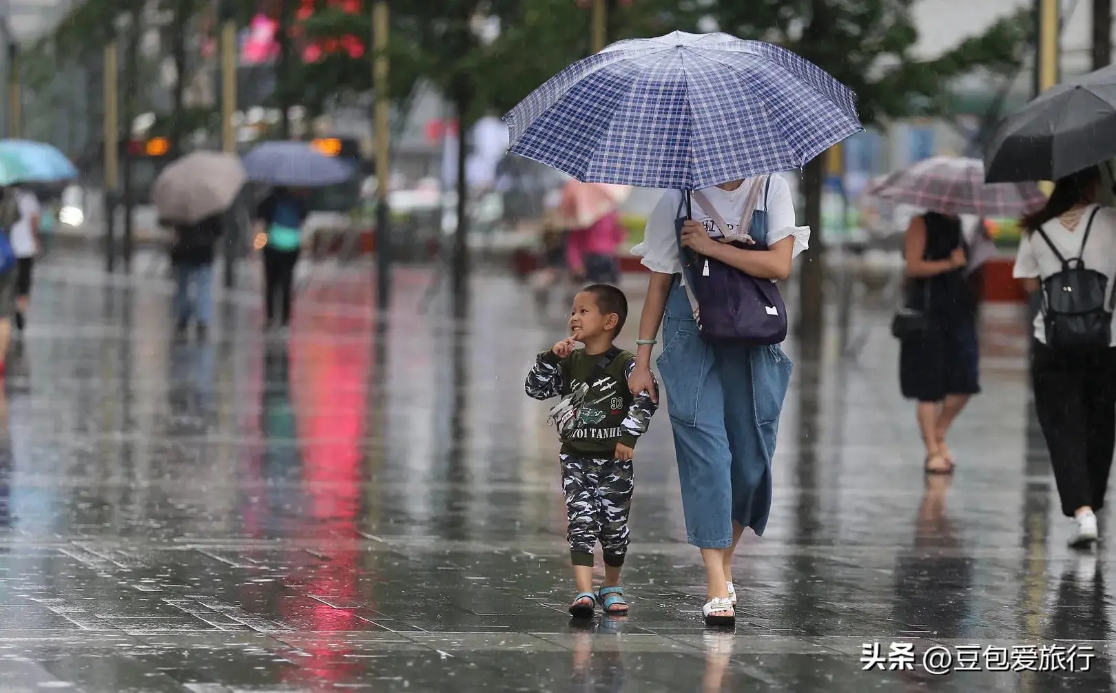 太阳伞哪个防晒效果好(中国10大晴雨伞品牌)