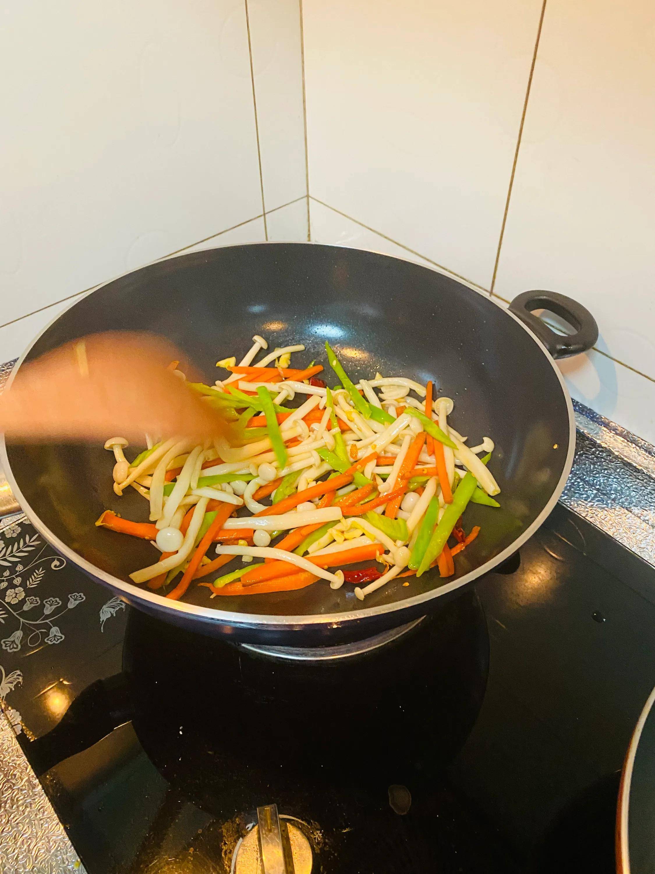 海鲜菇的十种最佳吃法(海鲜菇和什么搭配最好吃)